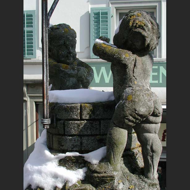 Vorzustand der Figurengruppe auf dem Brunnen vor dem Krienbrüggli in Luzern. Der desolate Zustand erforderte eine Kopie aus Naturstein.