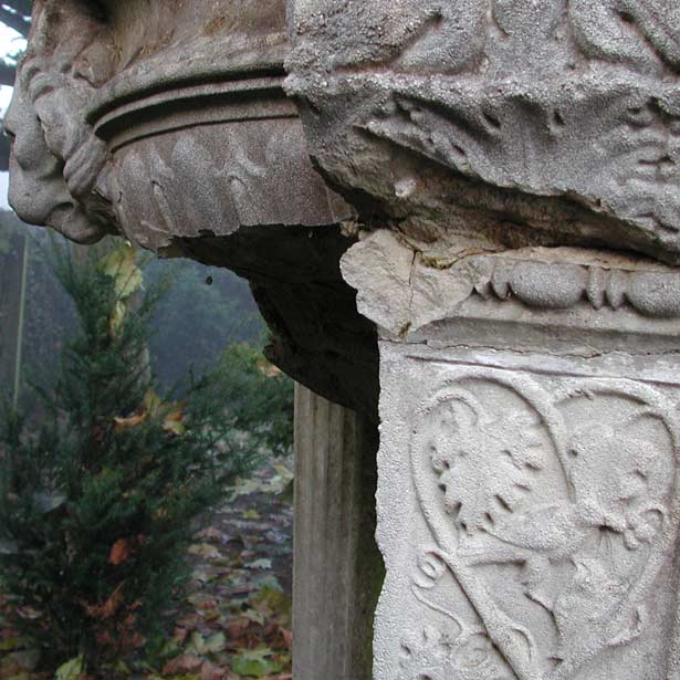 Ansicht der grossen Fehlstellen verursacht durch schlechte Wasserführung im Zusammenhang mit Frost