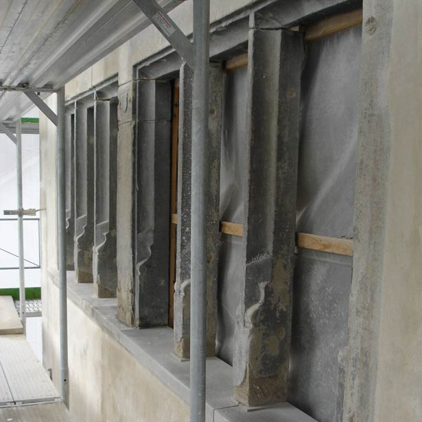 Ansicht der gotischen Reihenfenster während den Restaurierungsarbeiten