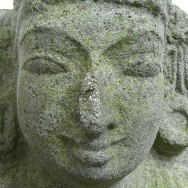 Detailaufnahme einer indischen Steinskulptur aus dem 12. Jahrhundert. Mit unbefriedigender Ergänzung an der Nase.